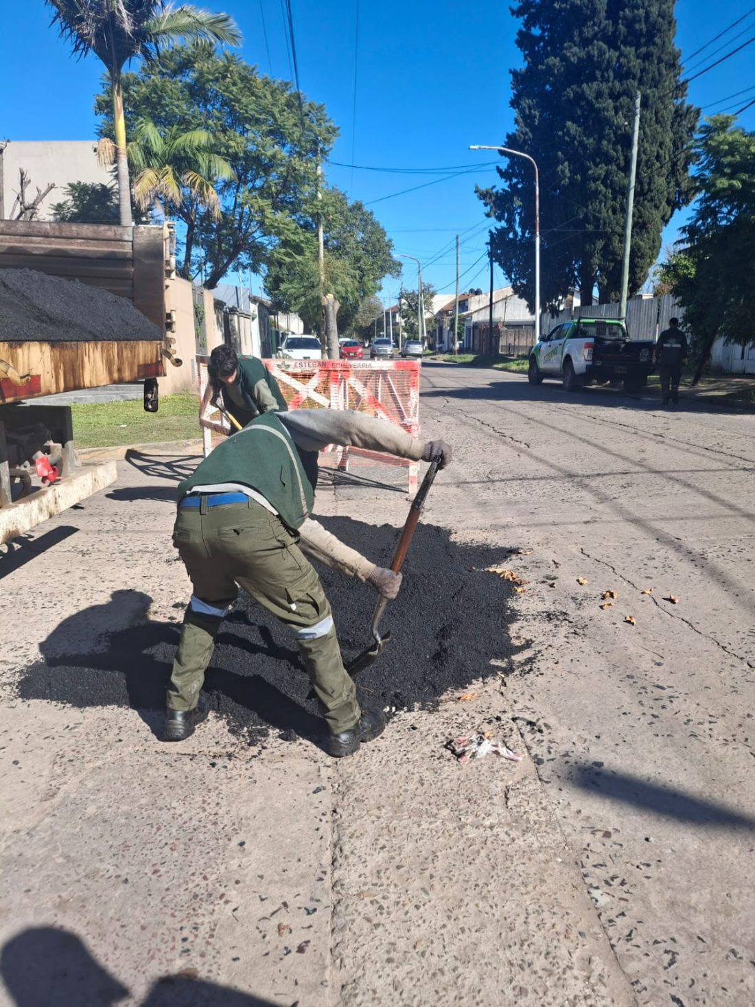 MONTE GRANDE: CONTINÚAN LOS TRABAJOS DE BACHEO