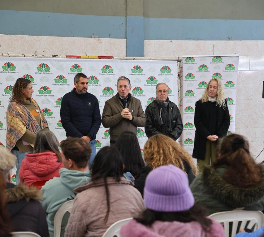 FERNANDO GRAY ENTREGÓ PASES LIBRES MULTIMODALES A VECINAS Y VECINOS DE ESTEBAN ECHEVERRÍA
