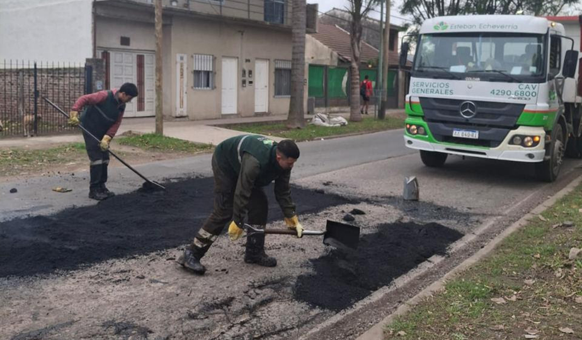 CONTINÚAN LOS TRABAJOS DE BACHEO EN CALLES Y AVENIDAS DEL DISTRITO