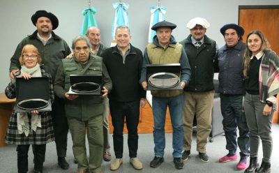 FERNANDO GRAY RECIBIÓ A AUTORIDADES DE LA AGRUPACIÓN GAUCHA EL REDOMÓN DE LUIS GUILLÓN POR SU 20° ANIVERSARIO