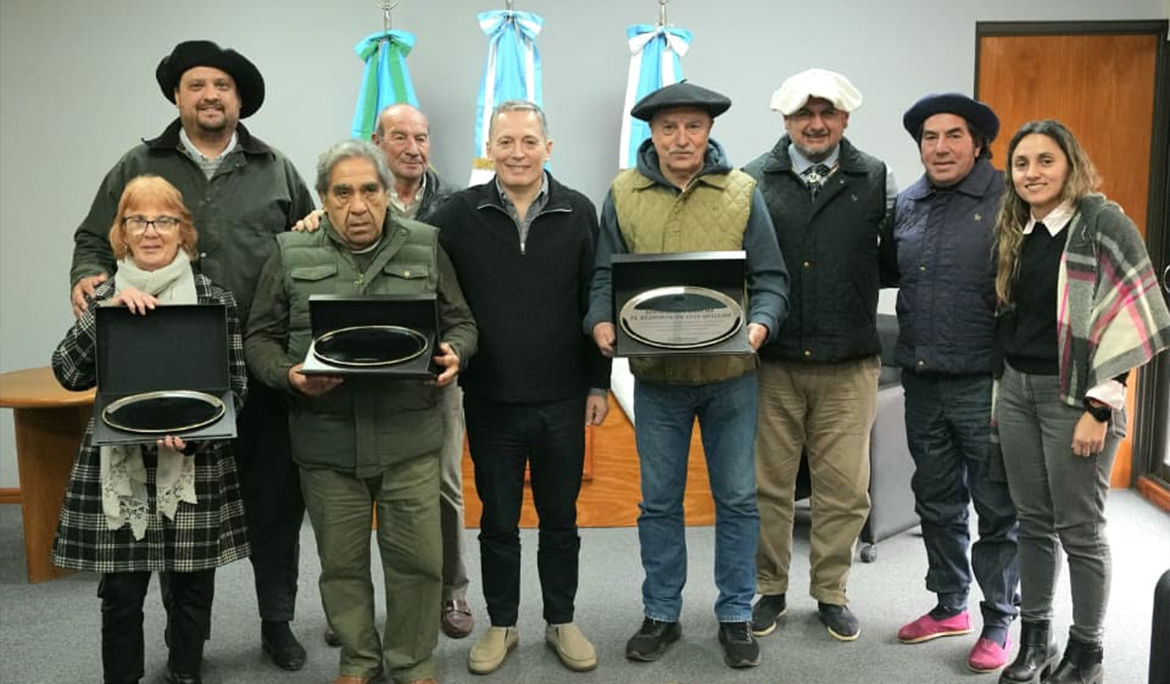 FERNANDO GRAY RECIBIÓ A AUTORIDADES DE LA AGRUPACIÓN GAUCHA EL REDOMÓN DE LUIS GUILLÓN POR SU 20° ANIVERSARIO