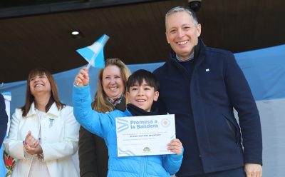 FERNANDO GRAY TOMÓ LA PROMESA DE LEALTAD A LA BANDERA A ESTUDIANTES DE 4° GRADO DE 55 ESCUELAS PRIMARIAS DE ESTEBAN ECHEVERRÍA