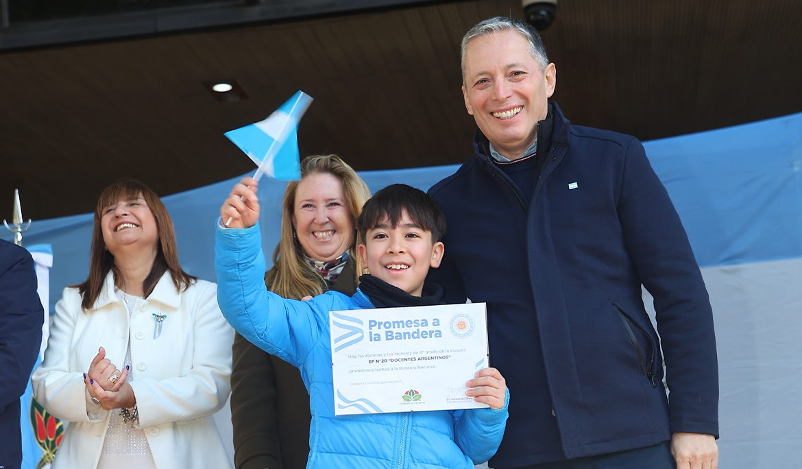 FERNANDO GRAY TOMÓ LA PROMESA DE LEALTAD A LA BANDERA A ESTUDIANTES DE 4° GRADO DE 55 ESCUELAS PRIMARIAS DE ESTEBAN ECHEVERRÍA