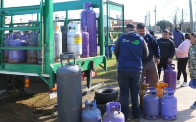 LUIS GUILLÓN: EL MUNICIPIO REALIZÓ UN OPERATIVO DE RECARGA DE GARRAFAS EN EL BARRIO PARISH ROBERTSON