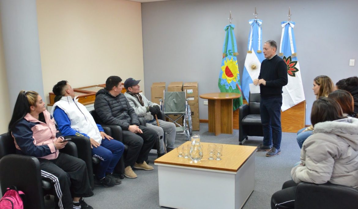 FERNANDO GRAY ENTREGÓ SILLAS DE RUEDAS A PERSONAS CON DIVERSOS PROBLEMAS DE SALUD