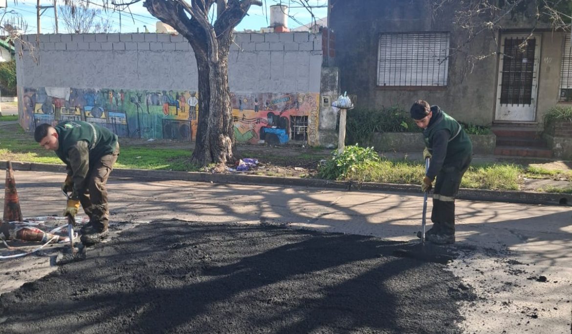 MONTE GRANDE: CONTINÚAN LOS TRABAJOS DE BACHEO