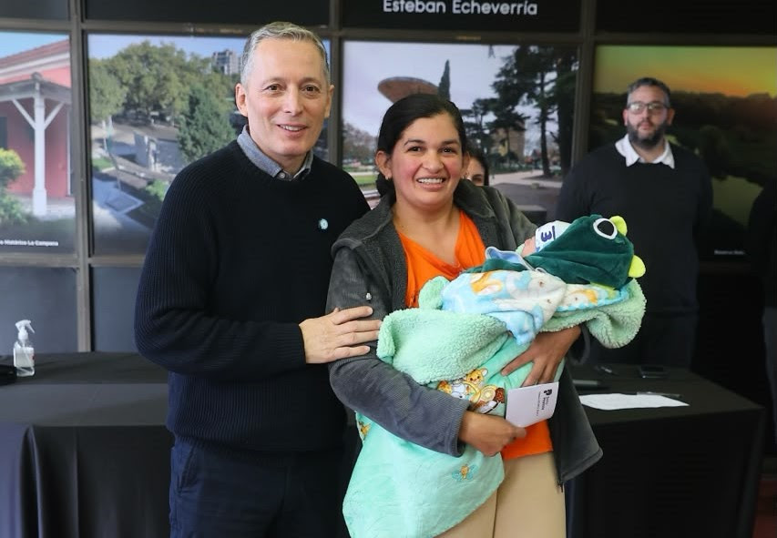 FERNANDO GRAY ENCABEZÓ LA ENTREGA DE TARJETAS DEL PLAN MÁS VIDA