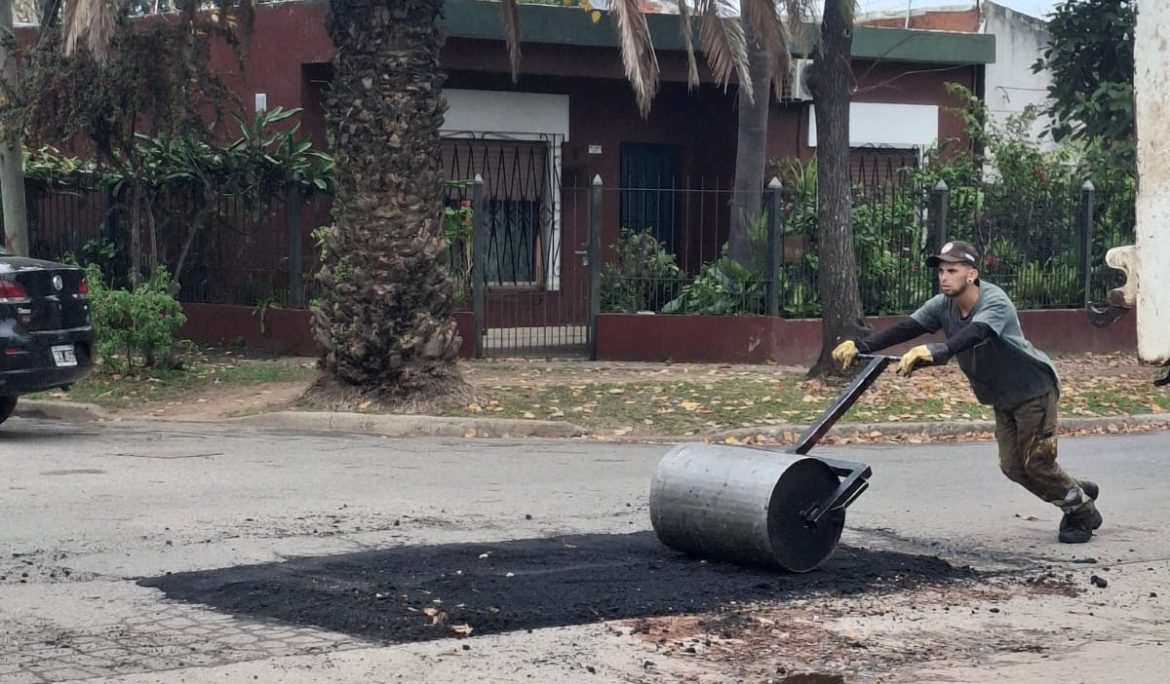 MONTE GRANDE: CONTINÚAN LOS TRABAJOS DE BACHEO PARA MEJORAR LA SEGURIDAD VIAL