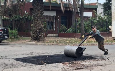 MONTE GRANDE: CONTINÚAN LOS TRABAJOS DE BACHEO PARA MEJORAR LA SEGURIDAD VIAL