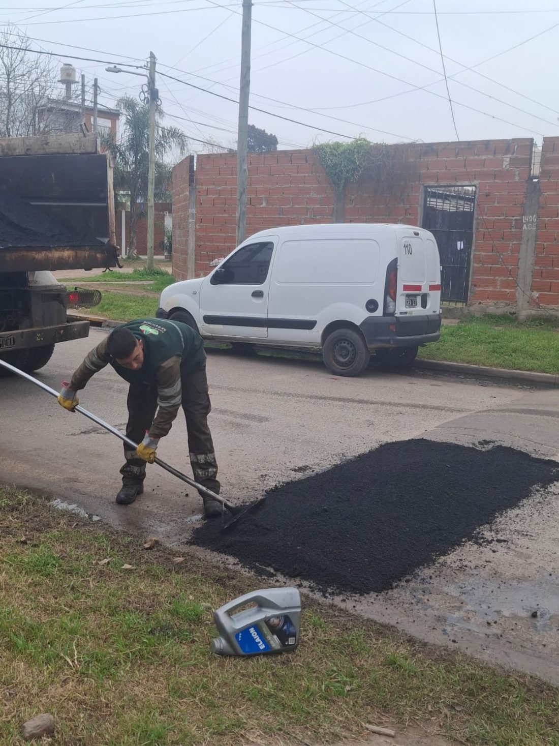 BACHEO EN LUIS GUILLÓN PARA SEGUIR MEJORANDO LA SEGURIDAD VIAL