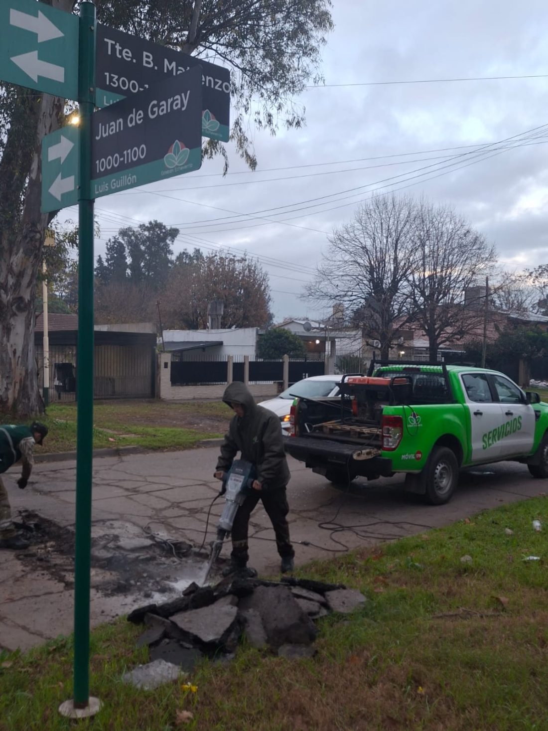 CONTINÚAN LOS TRABAJOS DE BACHEO EN MONTE GRANDE
