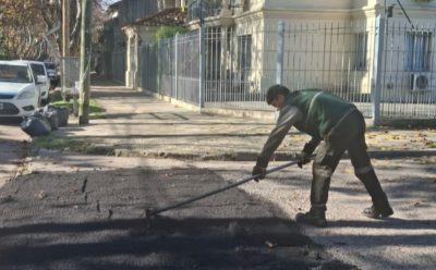 CONTINÚAN LOS TRABAJOS DE BACHEO EN CALLES DE MONTE GRANDE