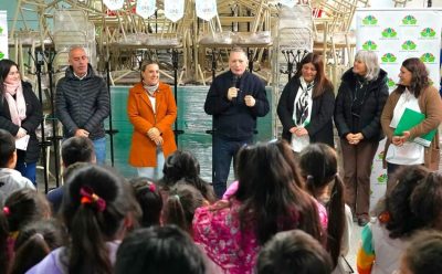 FERNANDO GRAY ENTREGÓ MOBILIARIO PARA LA ESCUELA PRIMARIA N° 19 DE LUIS GUILLÓN