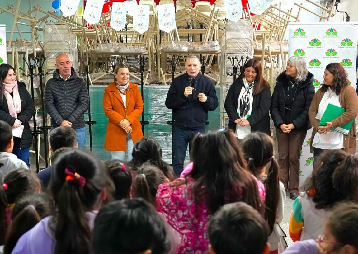 FERNANDO GRAY ENTREGÓ MOBILIARIO PARA LA ESCUELA PRIMARIA N° 19 DE LUIS GUILLÓN