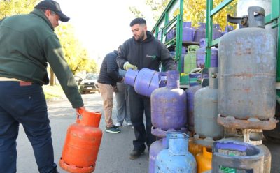 MONTE GRANDE: OPERATIVO DE RECARGA DE GARRAFAS EN EL BARRIO SAN NORBERTO
