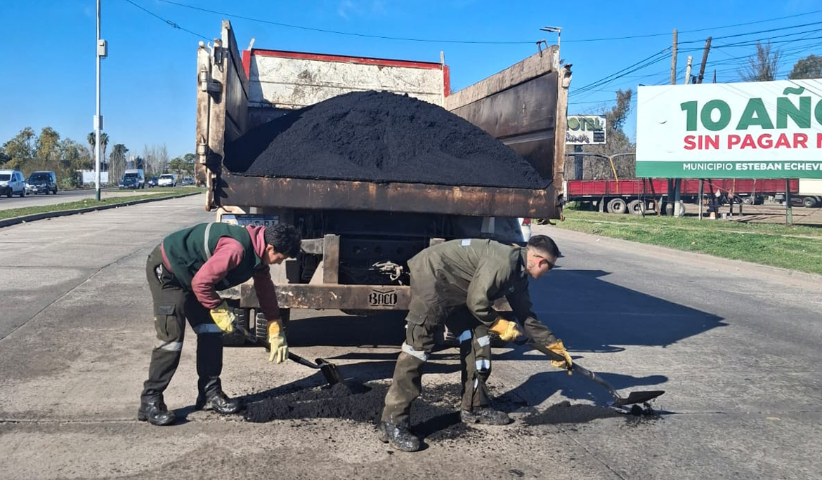 CONTINÚAN LOS TRABAJOS DE BACHEO EN 9 DE ABRIL