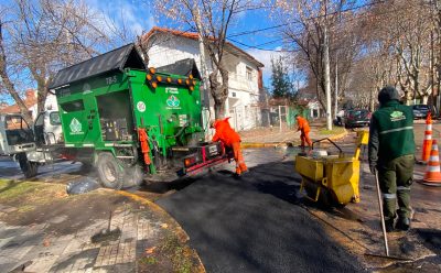 CONTINÚAN LOS TRABAJOS DE BACHEO EN CALLES DE MONTE GRANDE