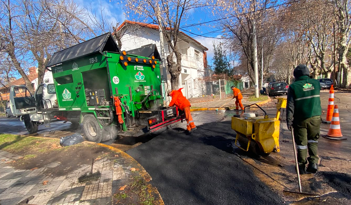 CONTINÚAN LOS TRABAJOS DE BACHEO EN CALLES DE MONTE GRANDE
