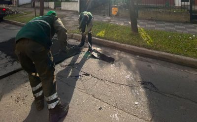 CONTINÚAN LOS TRABAJOS DE BACHEO EN MONTE GRANDE