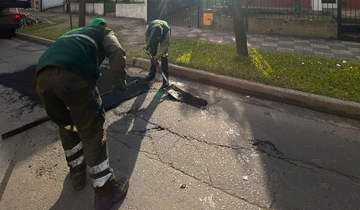 CONTINÚAN LOS TRABAJOS DE BACHEO EN MONTE GRANDE