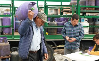 EL MUNICIPIO REALIZÓ UN NUEVO OPERATIVO DE RECARGA DE GARRAFAS EN LUIS GUILLÓN