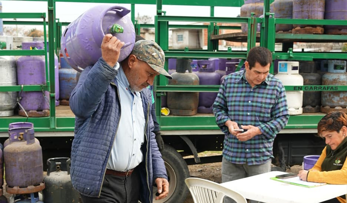 EL MUNICIPIO REALIZÓ UN NUEVO OPERATIVO DE RECARGA DE GARRAFAS EN LUIS GUILLÓN