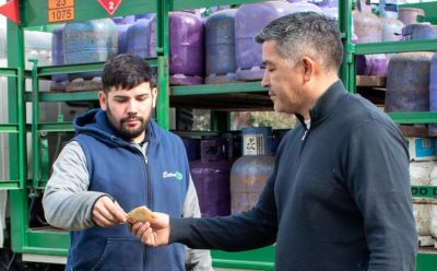 MONTE GRANDE: OPERATIVO DE RECARGA DE GARRAFAS A PRECIO ACCESIBLE EN EL BARRIO SAN NORBERTO