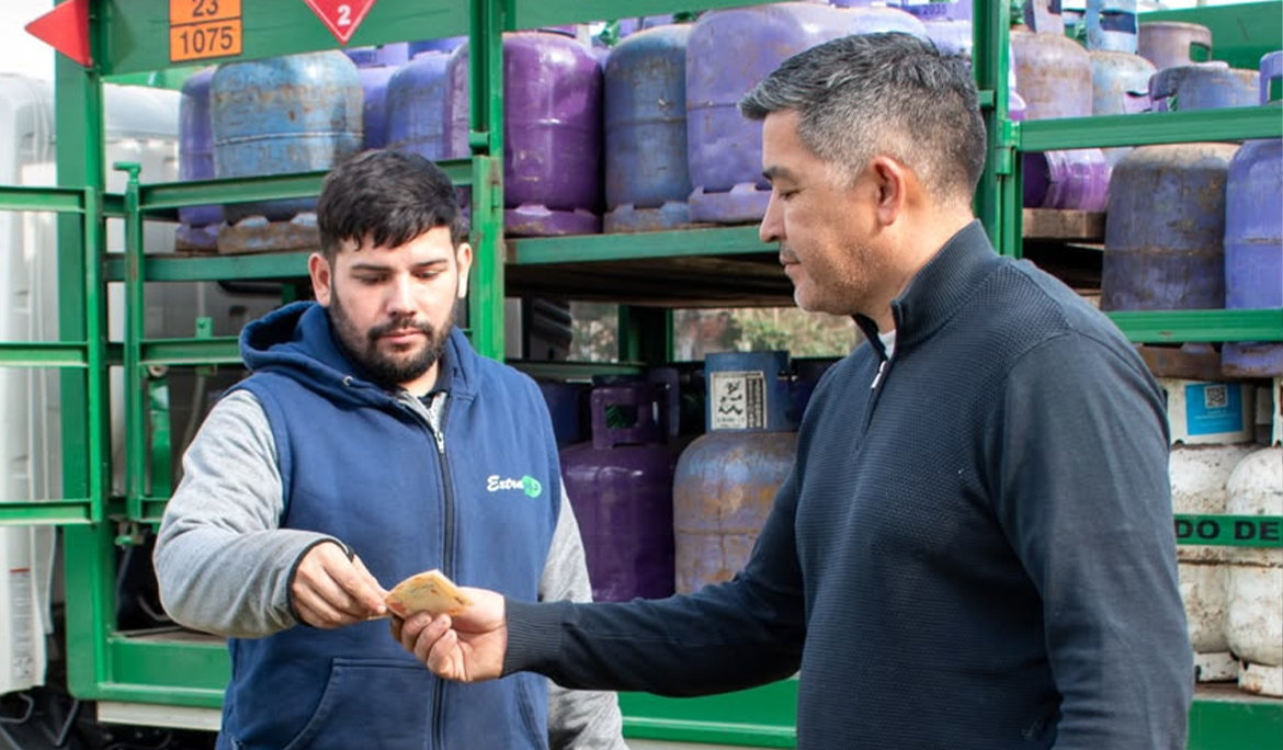 MONTE GRANDE: OPERATIVO DE RECARGA DE GARRAFAS A PRECIO ACCESIBLE EN EL BARRIO SAN NORBERTO