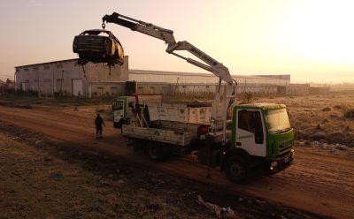 EL MUNICIPIO DE ESTEBAN ECHEVERRÍA CONTINÚA CON EL RETIRO DE VEHÍCULOS ABANDONADOS Y QUEMADOS EN LA VÍA PÚBLICA