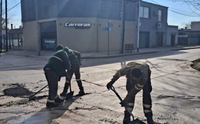 CONTINÚAN LAS OBRAS DE BACHEO EN EL DISTRITO
