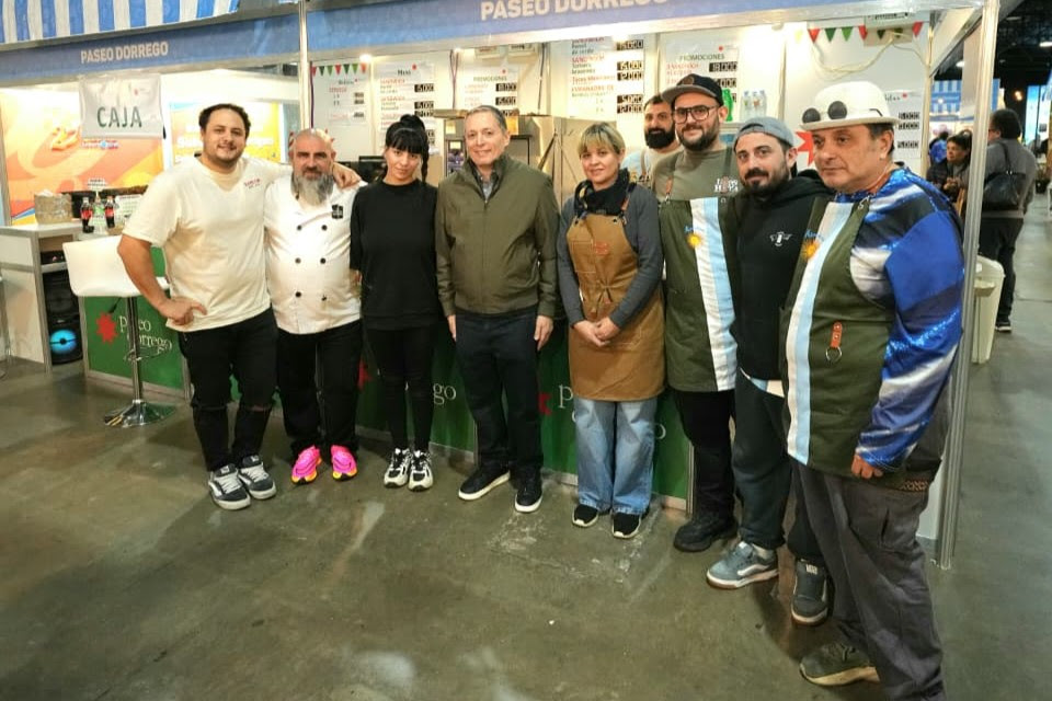 FERNANDO GRAY RECORRIÓ EL STAND DE ESTEBAN ECHEVERRÍA EN LA FERIA CAMINOS Y SABORES