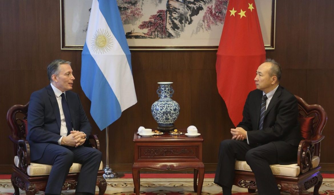 FERNANDO GRAY SE REUNIÓ CON EL EMBAJADOR DE LA REPÚBLICA POPULAR CHINA