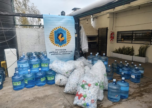 CANNING: LA POLICÍA FEDERAL ALLANÓ TRES PLANTAS CLANDESTINAS DE ENVASADO DE AGUA