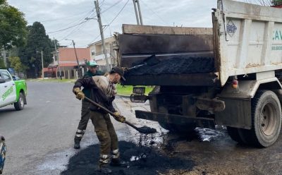 TAREAS DE BACHEO CON ASFALTO CALIENTE EN CALLES DE LUIS GUILLÓN