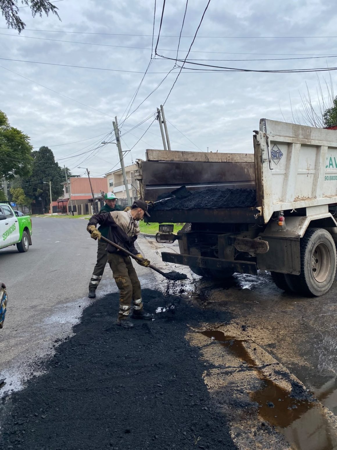 TAREAS DE BACHEO CON ASFALTO CALIENTE EN CALLES DE LUIS GUILLÓN
