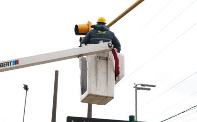 CONTINÚA LA INSTALACIÓN DE CONTADORES DE TIEMPO EN SEMÁFOROS DEL DISTRITO