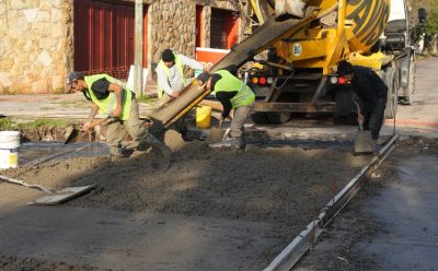 EL MUNICIPIO REALIZA TRABAJOS DE BACHEO EN HORMIGÓN EN MONTE GRANDE