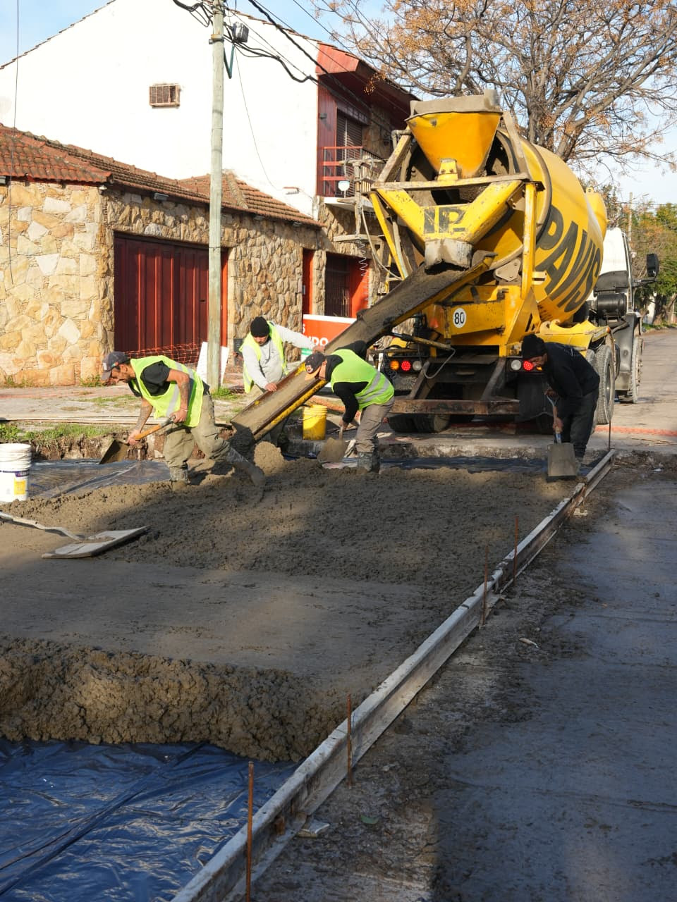 EL MUNICIPIO REALIZA TRABAJOS DE BACHEO EN HORMIGÓN EN MONTE GRANDE