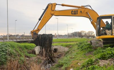 EL MUNICIPIO REALIZA TAREAS PREVENTIVAS DE LIMPIEZA Y DESOBSTRUCCIÓN EN CALLES DEL DISTRITO
