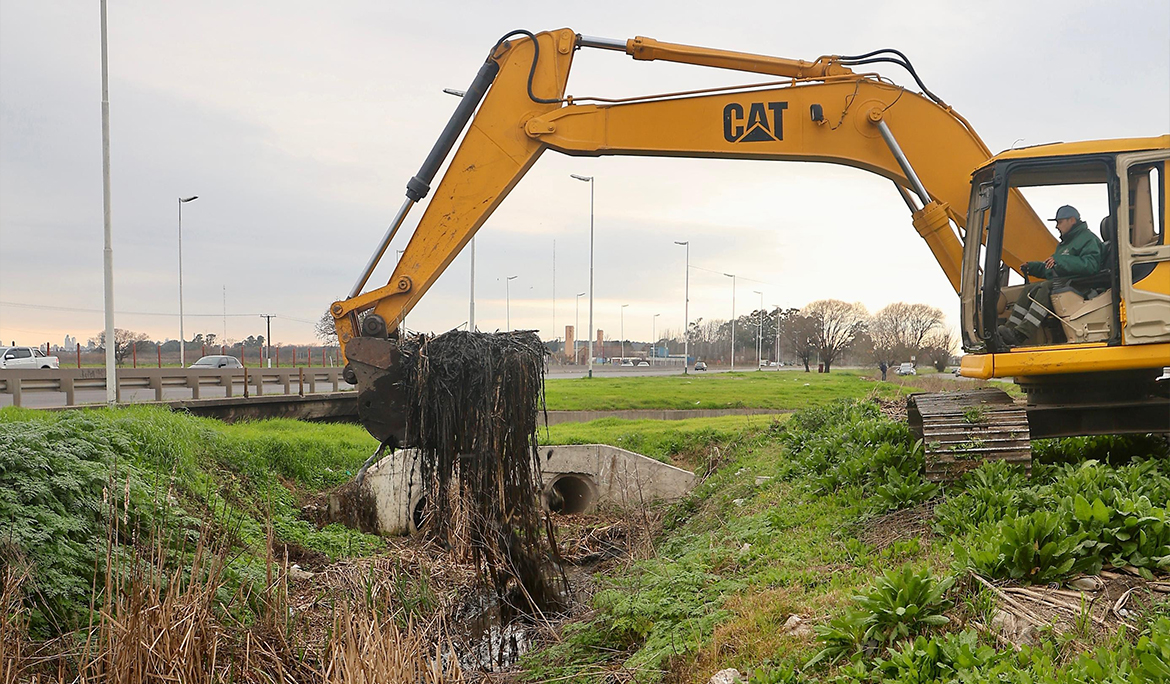 EL MUNICIPIO REALIZA TAREAS PREVENTIVAS DE LIMPIEZA Y DESOBSTRUCCIÓN EN CALLES DEL DISTRITO