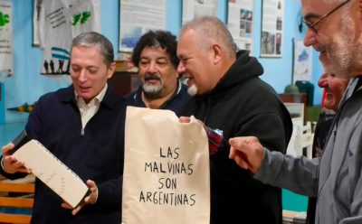 FERNANDO GRAY JUNTO A LOS VETERANOS DE GUERRA DE ESTEBAN ECHEVERRÍA