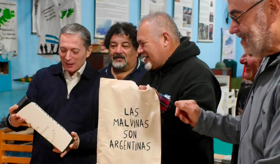 FERNANDO GRAY JUNTO A LOS VETERANOS DE GUERRA DE ESTEBAN ECHEVERRÍA