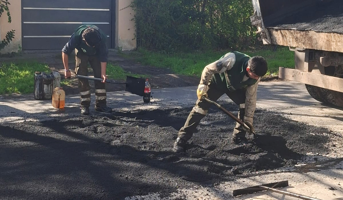 MÁS TAREAS DE BACHEO EN DISTINTAS CALLES DEL DISTRITO