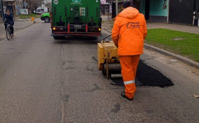 AVANZAN LOS TRABAJOS DE BACHEO EN MONTE GRANDE