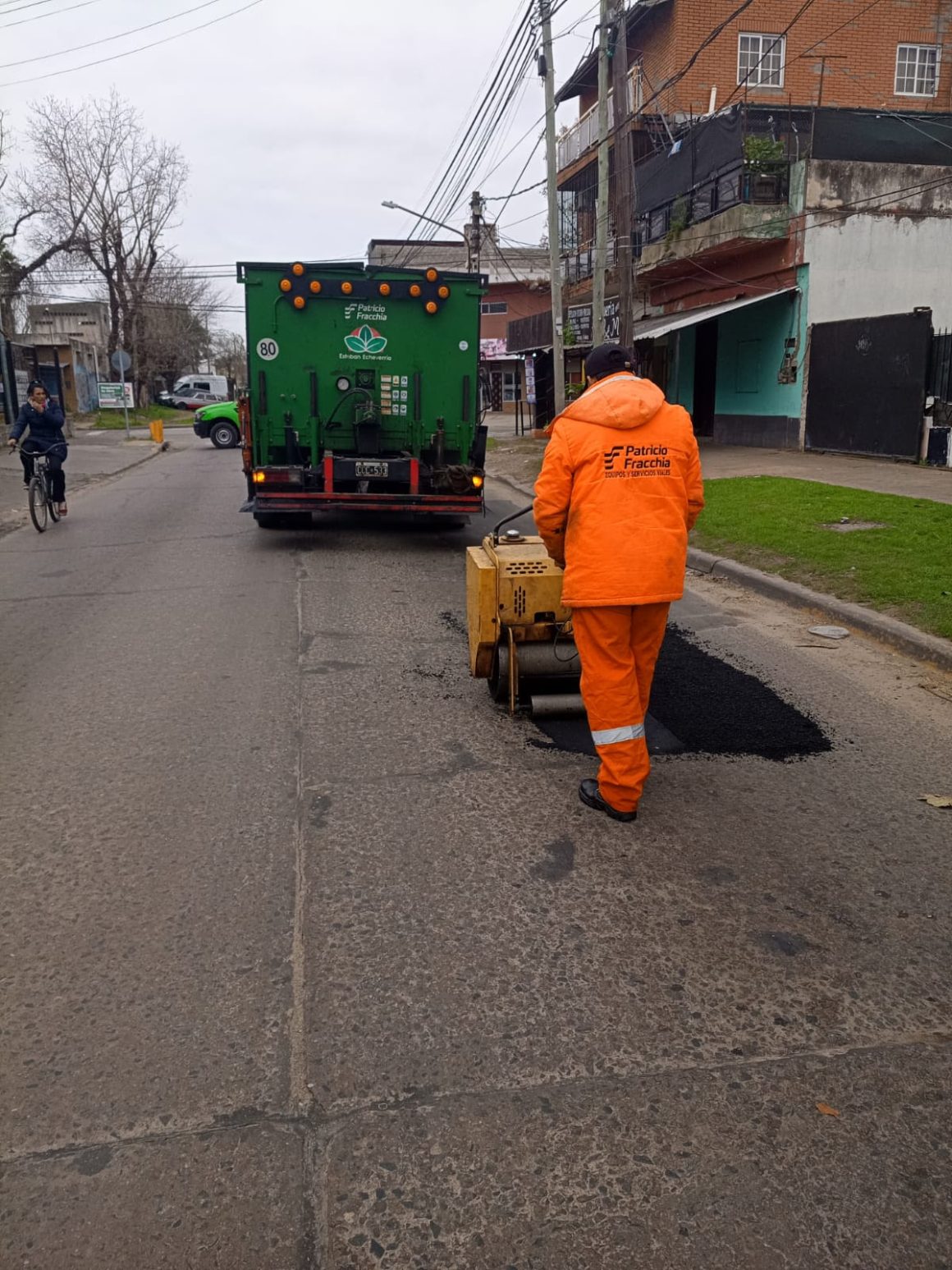 AVANZAN LOS TRABAJOS DE BACHEO EN MONTE GRANDE