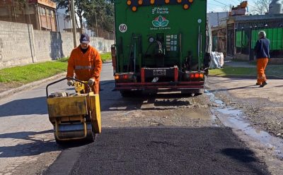 EL JAGÜEL: CONTINÚAN LOS TRABAJOS DE BACHEO EN CALLES Y AVENIDAS