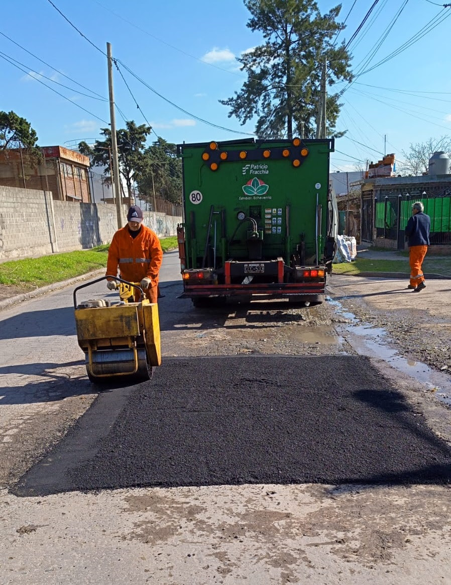 EL JAGÜEL: CONTINÚAN LOS TRABAJOS DE BACHEO EN CALLES Y AVENIDAS