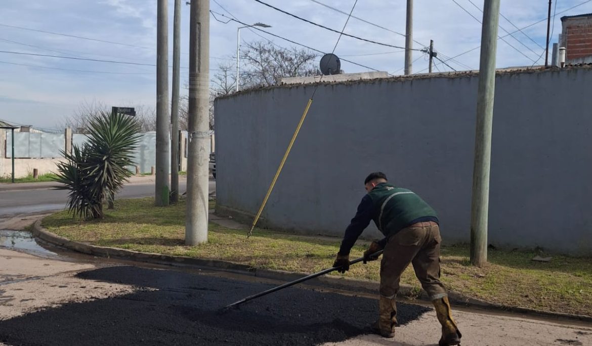 NUEVOS TRABAJOS DE BACHEO CON ASFALTO CALIENTE EN MONTE GRANDE SUR