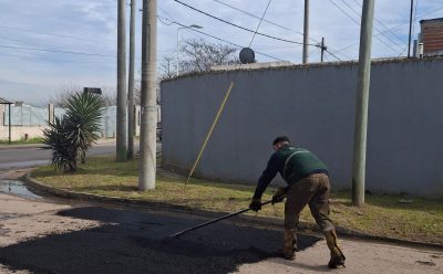 NUEVOS TRABAJOS DE BACHEO CON ASFALTO CALIENTE EN MONTE GRANDE SUR
