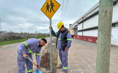 INSTALACIÓN DE CARTELERÍA DE SEÑALIZACIÓN VIAL EN LOS ACCESOS DE LA ESCUELA DE EDUCACIÓN SECUNDARIA N° 13
